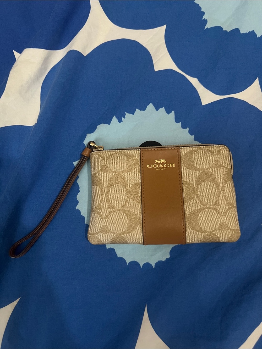 Coah corner zip wristlet